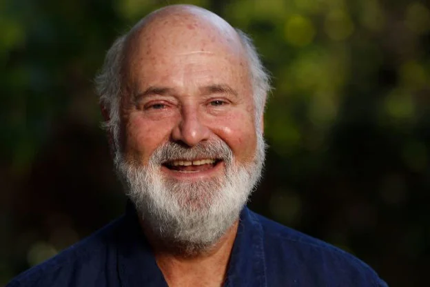 Primer plano de Rob Reiner con su barba blanca y una gran sonrisa