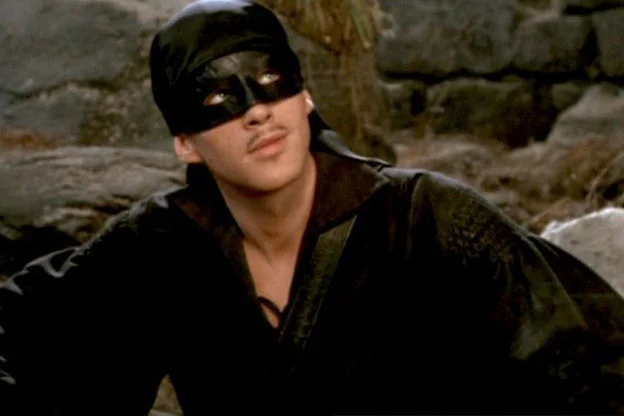 El hombre de negro con su antifaz 