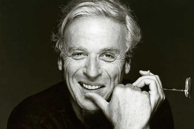 William Godman en primer plano con una gran sonrisa